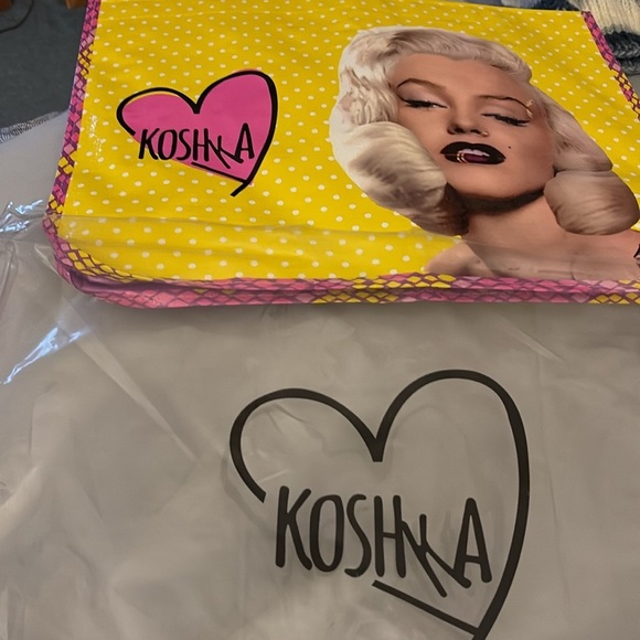 NEW-collectors Marilyn Monroe Designer
Shopping tote w/t Snap on wallet inside - Picture 7 of 15